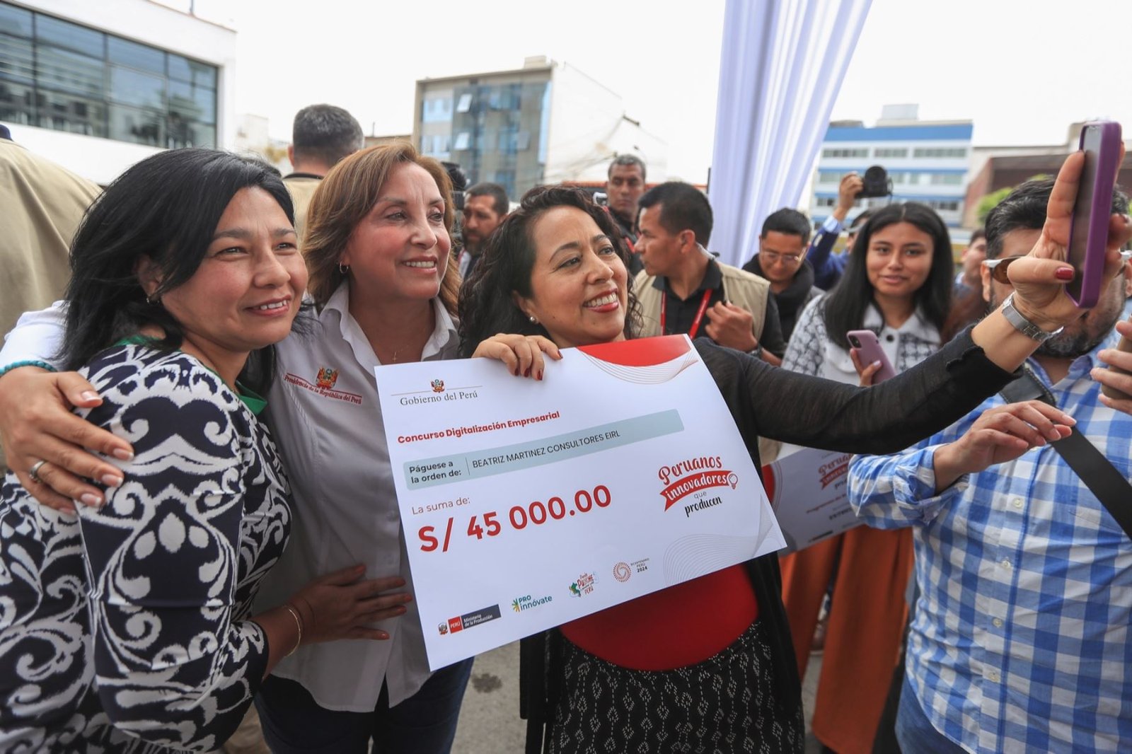 Dina Boluarte: gobierno apoya innovación de micro, pequeñas y medianas ...